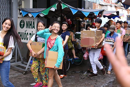 Khánh Thi giản dị nấu ăn cho người già - 2