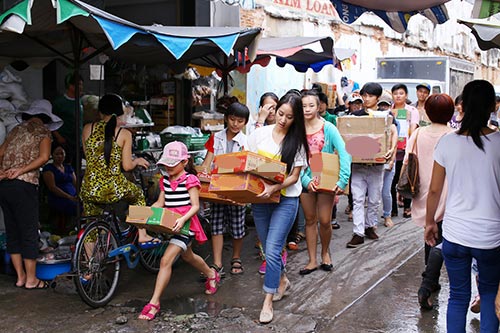 Khánh Thi giản dị nấu ăn cho người già - 1