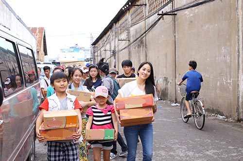 Khánh Thi giản dị nấu ăn cho người già - 3