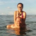 Làng sao - NS Quốc Trung tắm biển cùng con gái