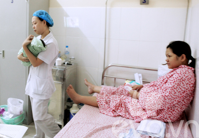 Thông thường tại BV Phụ sản Hà Nội,  các bé sơ sinh sẽ được được đưa đi tắm lúc 9h sáng.
