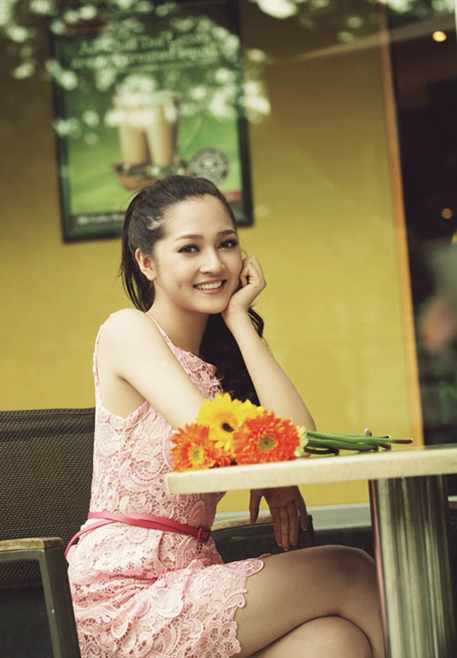 Váy ren hoa màu hồng phấn xinh xắn giúp cô nàng khoe vẻ đẹp tươi tắn  tuổi 20.
