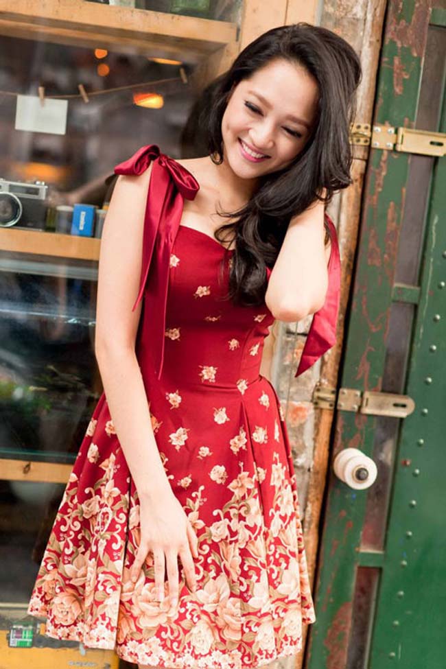 Bảo Anh rực rỡ với váy đỏ ngày hè. Cô nàng sở hữu nụ cười tươi rói vóc dáng đẹp.
