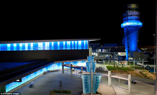 Sân bay Christchurch Airport cũng ngập sắc xanh chào đón sự xuất hiện của Hoàng tử.
