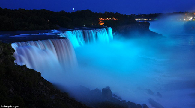 Thác nước Niagara Falls đẹp hùng vĩ giữa màn đêm.
