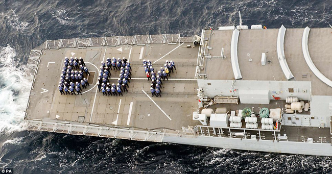 Thủy thủ tàu HMS Lancaster xếp chữ 'BOY' mừng thành viên mới của hoàng gia.
