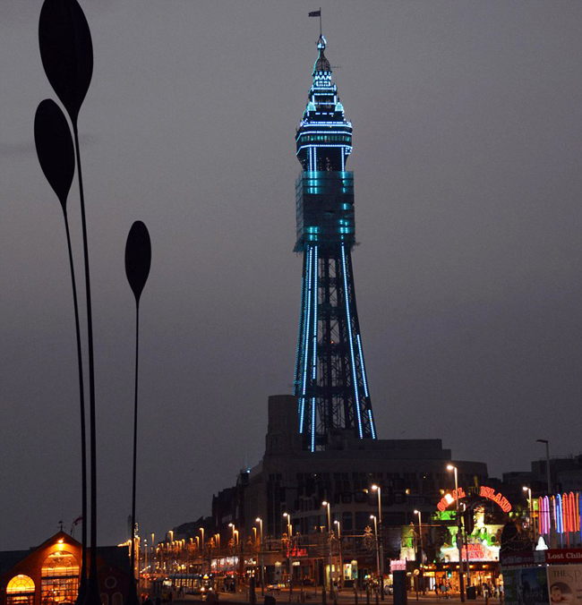 Tháp Blackpool Tower thắp sáng khắp Luân Đôn.
