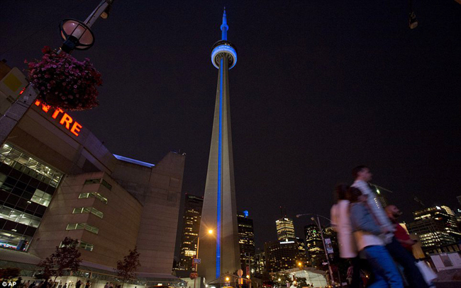 Ở Toronto, tháp CN Tower xanh chọc thẳng bầu trời.
