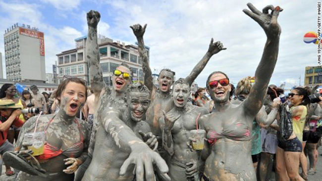 Lễ hội bùn Boryeong Mud, một trong những lễ hội kì quặc nhưng phổ biến và nổi tiếng bậc nhất của Hàn Quốc, được tổ chức vào tháng 7 hàng năm tại Boryeong, Hàn Quốc.
