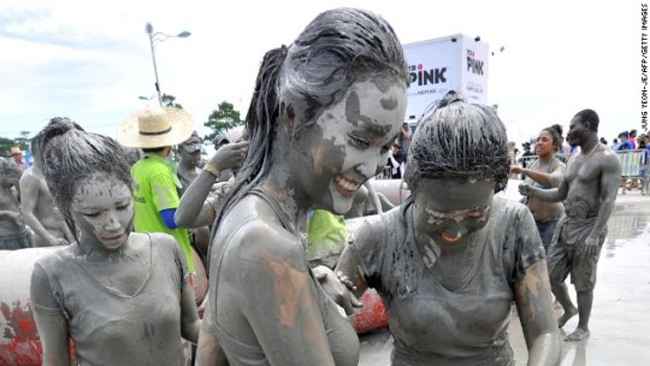 Lễ hội bùn Boryeong được khách du lịch biết đến như là “cuộc chiến bùn lớn nhất thế giới” hay “chương trình điều trị thẩm mỹ theo nhóm lớn nhất thế giới”
