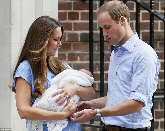'Chỉ có những người làm cha làm mẹ mới có thể hiểu cảm xúc của chúng tôi lúc này', đó là lời chia sẻ rất chân thành của Công nương Kate với giới truyền thông khi 'khoe' chàng Hoàng tử nhí với công chúng Anh. Đó cũng là cảm xúc của Hoàng tử William khi lần đầu tiên được làm cha.

