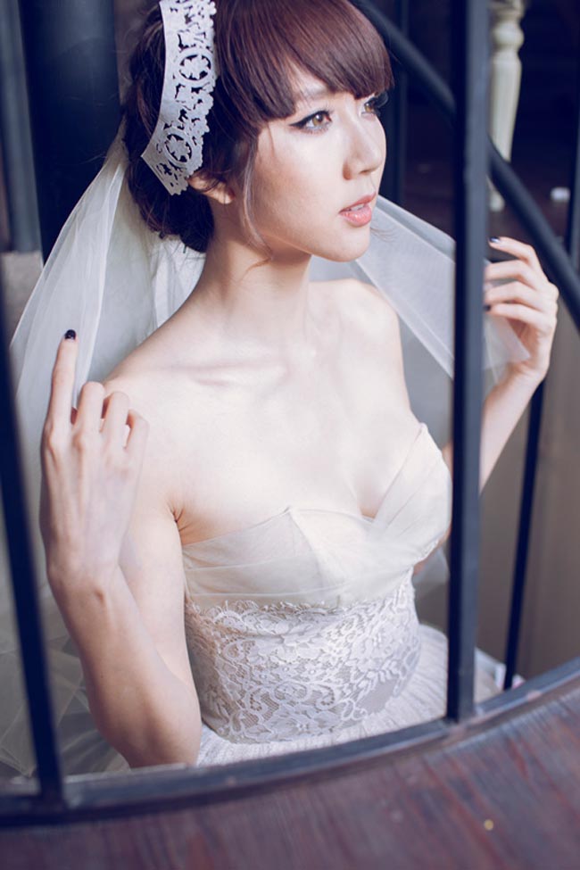 Ngọc Quyên hóa cô dâu mộng mơ, yêu kiều với trang phục cưới.
