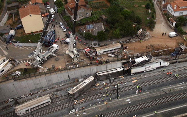 Vụ tai nạn này xảy ra vào khoảng 20h42 (theo giờ địa phương) ngày 24/7 với đoàn tàu tốc hành chở 247 hành khách đang di chuyển từ thủ đô Madrid tới cảng Ferrol.
