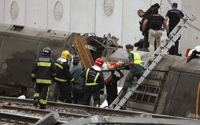 Các nhân viên cứu hộ tiếp tục tìm kiếm nạn nhân bị kẹt trong đống đổ nát
