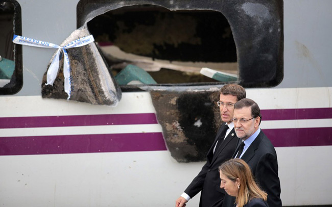 Thủ tướng Tây Ban Nha Mariano Rajoy, được sinh ra chính tại Santiago de Compostela, đã tới hiện trường vào sáng sớm hôm nay.
