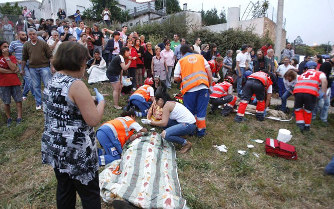 Nhiều thi thể nằm rải rác gần hiện trường tai nạn tàu hỏa
