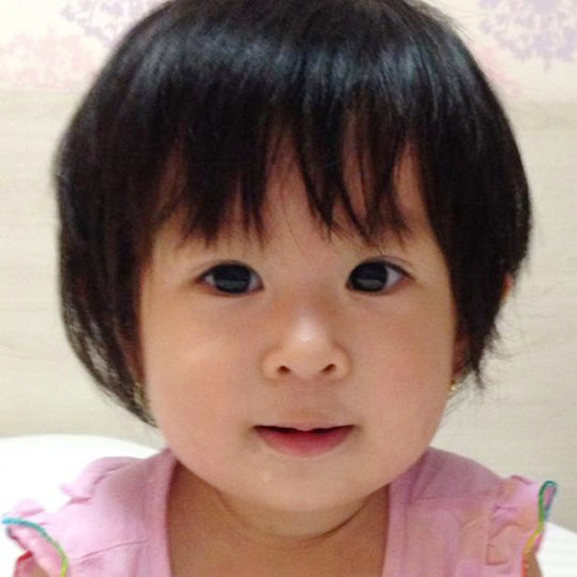 Hơn 1 tuổi, bé con nhà Huy Khánh đang bi bô tập nói.
