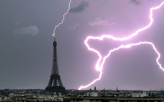 Sét đánh tháp Eiffel tại thủ đô Paris, Pháp.
