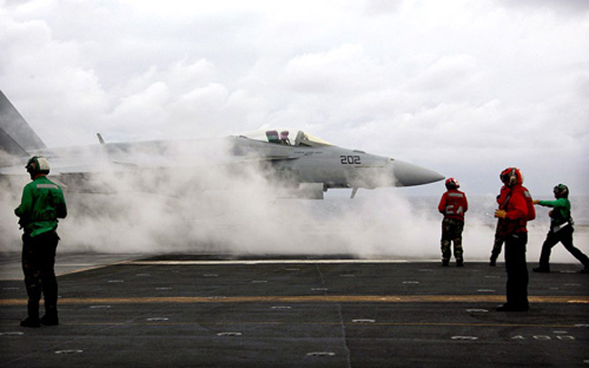 Máy bay chiến đấu F-18 của Hải quân Mỹ chuẩn bị cất cánh từ tàu sân bay USS George Washington ở ngoài khơi Brisbane, Australia.

