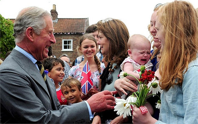 Khuôn mặt vui vẻ của người ông Hoàng tử xứ Wales khi gặp mặt đứa cháu ở Đông Yorkshire, Anh

