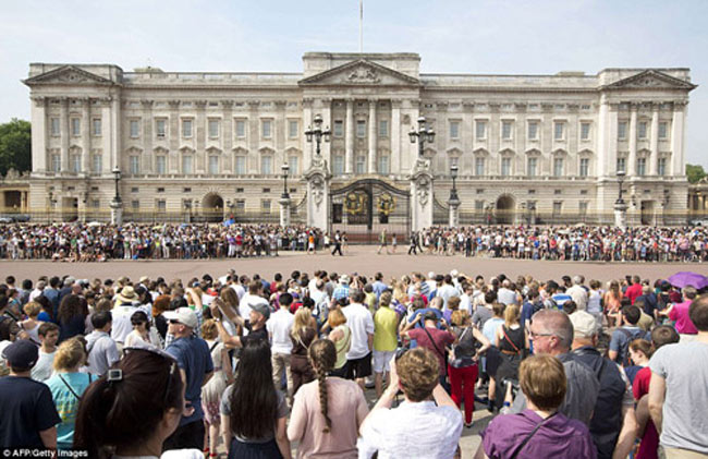 Khoảnh khắc dân chúng bao vây đông nghịt tại cung điện Buckingham chào đón hàng tử chào đời
