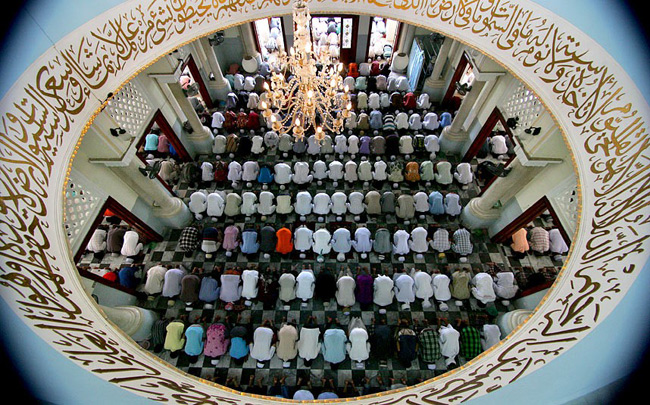 Người Hồi giáo Thái Lan cầu nguyện tại nhà thờ Pattani tại Pattani trong tháng lễ Ramadan.
