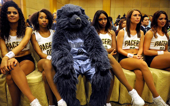 Grizz, linh vật của đội bóng rổ Memphis Grizzlies, trong một cuộc họp báo ở Manila, Philippines
