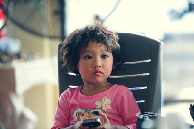 Bé Gạo Nếp - con gái nữ ca sĩ SMĐH Thái Thùy Linh năm nay được 5 tuổi, bé cao khoảng hơn 1 mét và nặng chỉ mới hơn 20kg chút thôi nhưng lại cực kỳ lém lỉnh và đáng yêu
