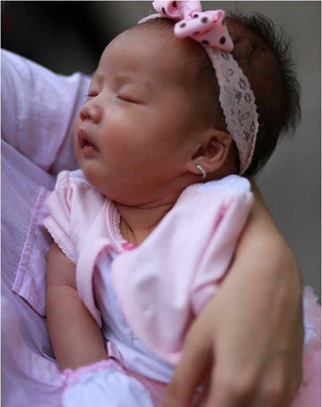 6/4/103 Bé Cola - tên thật là Nguyễn Linh Đan đã tròn 1 tháng tuổi
