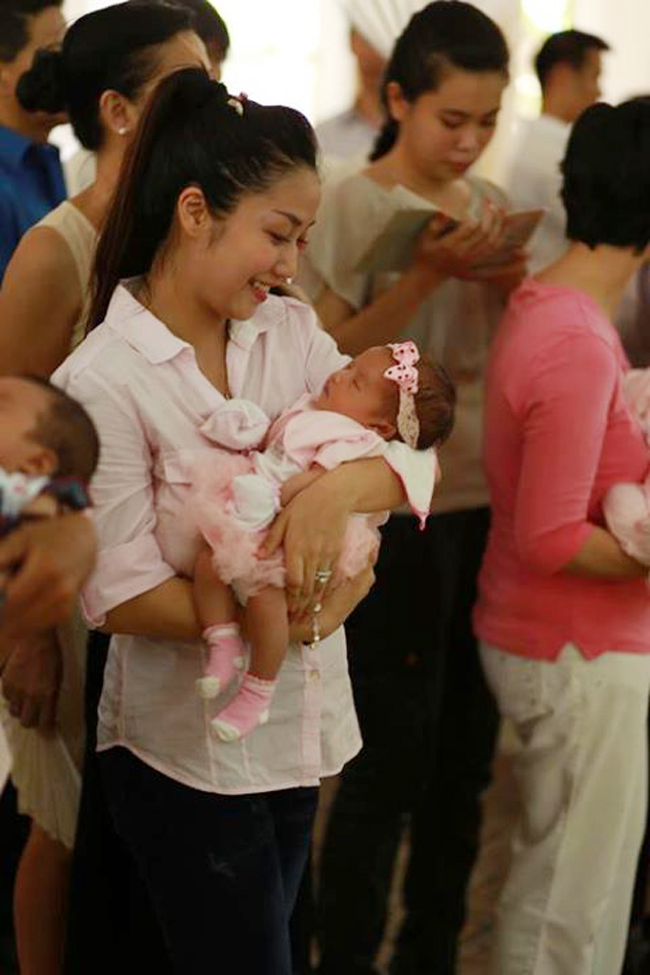 Ngày 5/5/2013, bé Cola được mẹ làm lễ rửa tội ở nhà thời nơi trước đây Ốc Thanh Vân đã làm đám cưới. Bé Cola được đặt tên Thánh là Catherine
