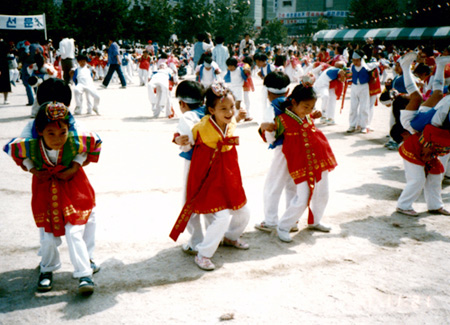 Soi ảnh thời thơ ấu của bạn gái Won Bin - 1