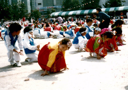 Soi ảnh thời thơ ấu của bạn gái Won Bin - 2