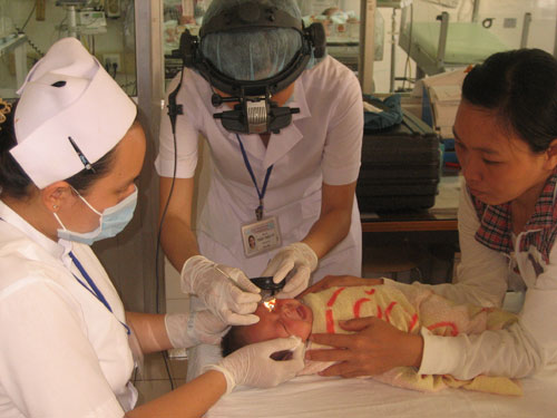 Nhỏ sữa mẹ vào mắt trẻ: Không nên - 1