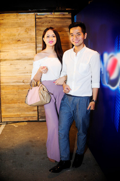 Hương Giang Idol bá cổ bạn trai ở quán vỉa hè - 1