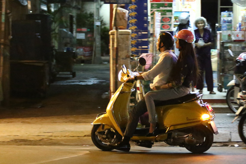 Hương Giang Idol bá cổ bạn trai ở quán vỉa hè - 3