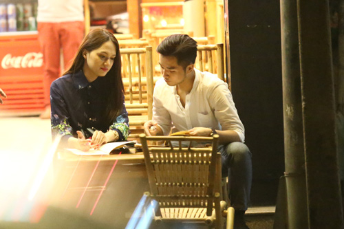 Hương Giang Idol bá cổ bạn trai ở quán vỉa hè - 4