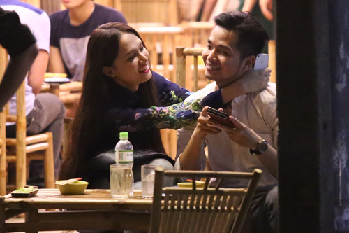 Hương Giang Idol bá cổ bạn trai ở quán vỉa hè - 6