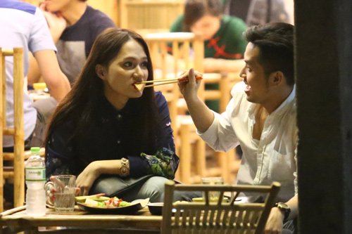 Hương Giang Idol bá cổ bạn trai ở quán vỉa hè - 7