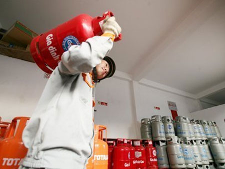 Giá gas #039;nối gót#039; giá điện tăng 8.000 đồng/bình - 1