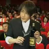 Ảo thuật độc đáo: Cốc xuyên qua chai