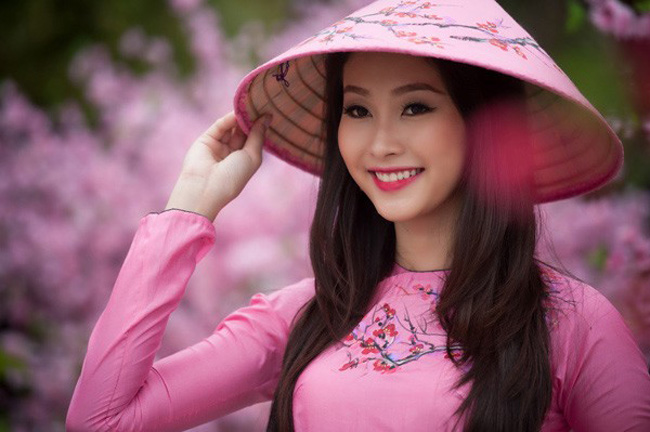 Hoa hậu Việt Nam 2012 thắm sắc với áo dài hồng.
