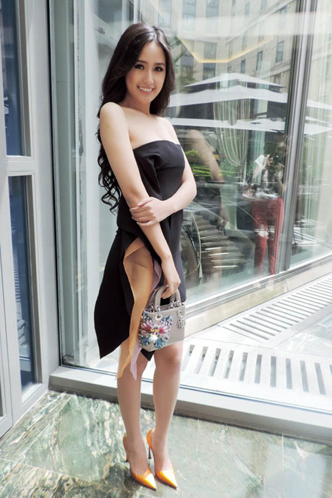 Mai Phương Thúy tham dự sự kiện thời trang cũng với bộ đầm cúp ngực.
