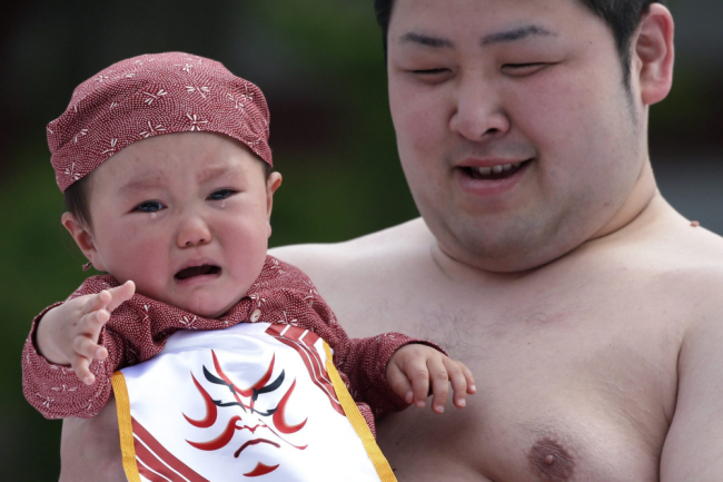Cùng xem những hình ảnh cực dễ thương của các bé trong lễ hội Naki Sumo nhé!
