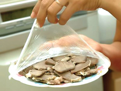 Màng bọc thực phẩm chứa độc chất, tránh cách nào? - 1