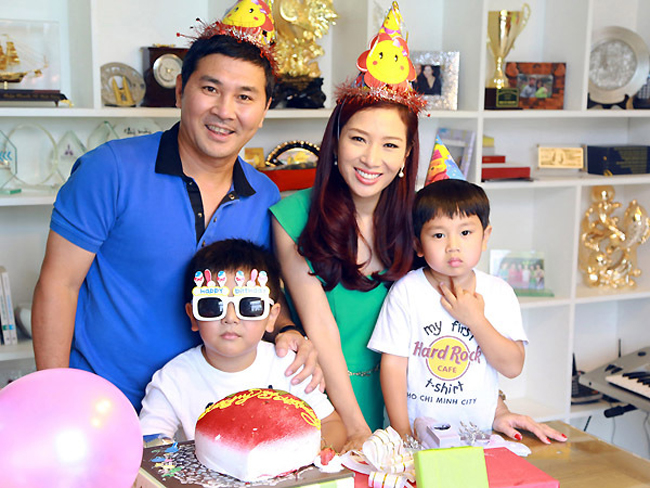 Tổ ấm hạnh phúc của Á hậu Quý bà Thu Hương bên chồng và hai bé trai rất đáng yêu. 
