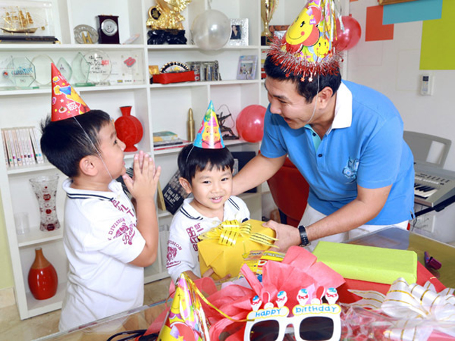 Tuy bận rộn với công việc, ông xã Thu Hương vẫn thường dành thời gian nhất định trong ngày để chơi đùa với hai con.
