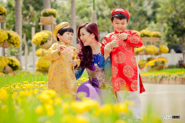 Á hậu Thu Hương và hai cậu con trai cực đáng yêu trong trang phục áo dài khăn xếp 
