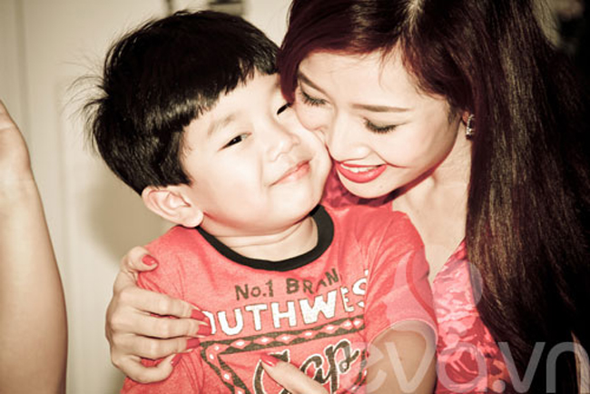 Mẹ Hương chụp ảnh cùng em Ben trong dịp sinh nhật 4 tuổi của bé
