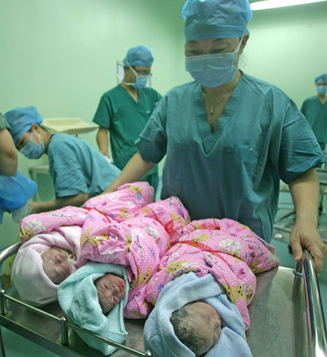 Sau ca sinh mổ, sức khỏe của sản phụ và 3 trẻ sơ sinh đều rất ổn định.

