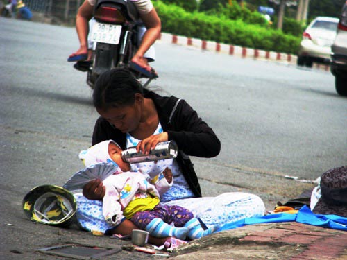 Phơi nắng bé 8 tháng tuổi để bán vé số - 1